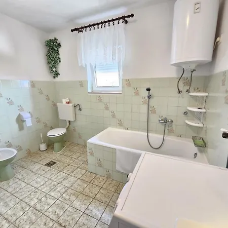 Milan Nv 1 - For 6 Persons With Terrace And Grill Novi Vinodolski