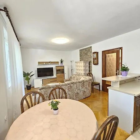 Milan Nv 1 - For 6 Persons With Terrace And Grill Novi Vinodolski