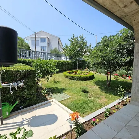 Milan Nv 1 - For 6 Persons With Terrace And Grill Novi Vinodolski