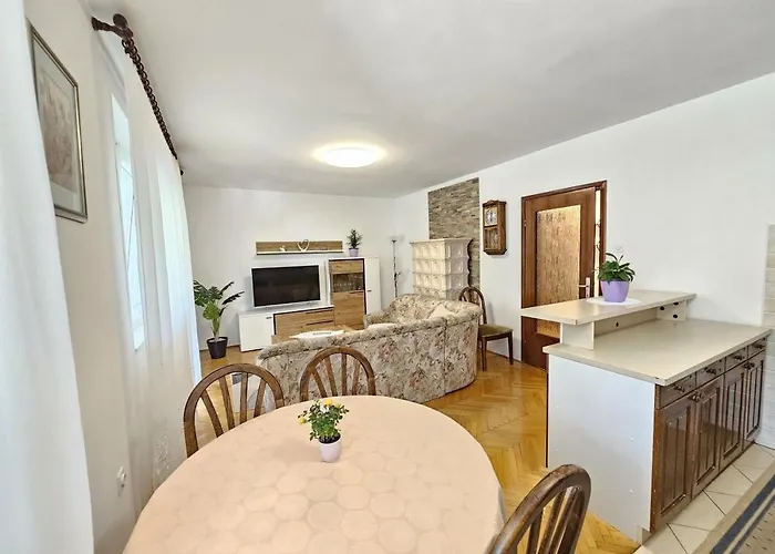 Milan Nv 1 - For 6 Persons With Terrace And Grill Novi Vinodolski